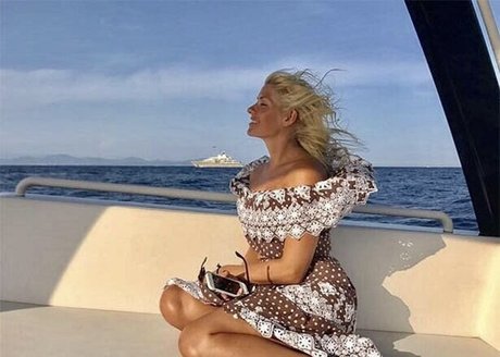 Holly Willoughby ポルノ女優 写真