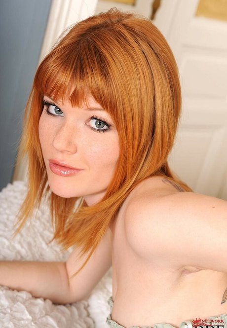 セクシーなブルネットのオンリーファンズ アートポルノ ギャラリー