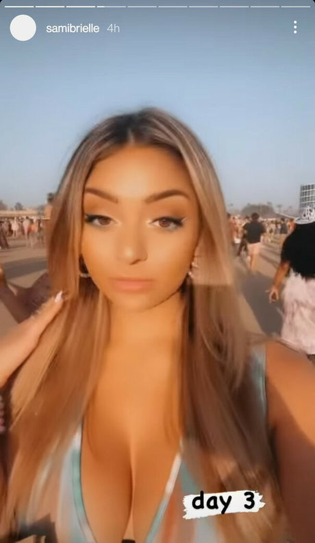 マイクロビキニオンリーファンズ エロチック 画像