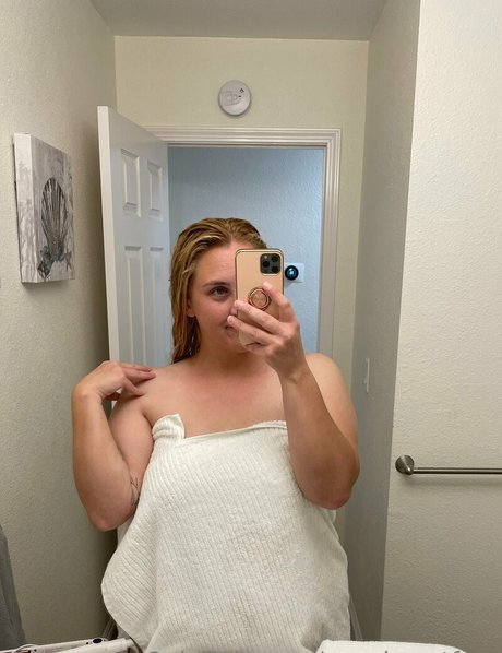 ジムのインフルエンサーオンリーファンズ アートヌード 写真