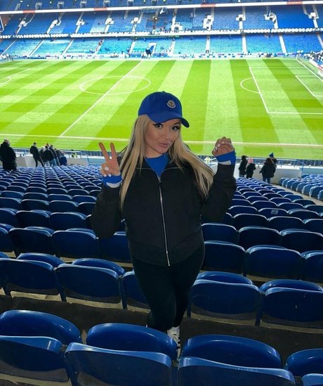 お尻を広げるオンリーファンズ えろた 写真