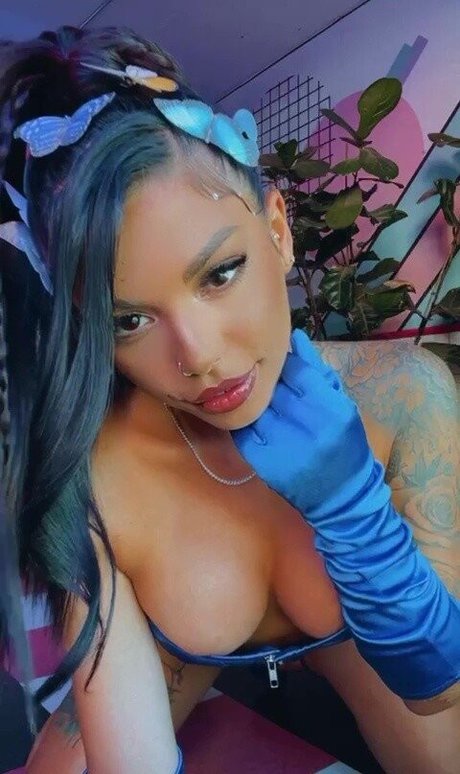 ティーンランジェリーオンリーファンズ セクシー 写真