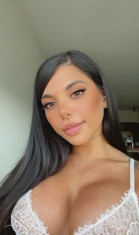 曲線美のランジェリーオンリーファンズ セクシーヌード 写真