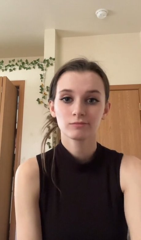 指マン 潮吹き オンリーファンズ アートポルノ 画像