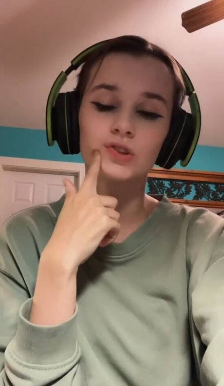 izassassin 裸のモデル 写真