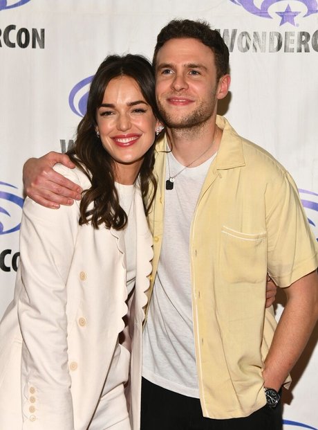 Elizabeth Henstridge ポルノ女優 写真