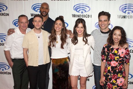 Elizabeth Henstridge エロティックなスター 写真