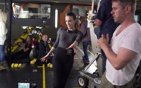 Elizabeth Henstridge ポルノスター 素敵 画像