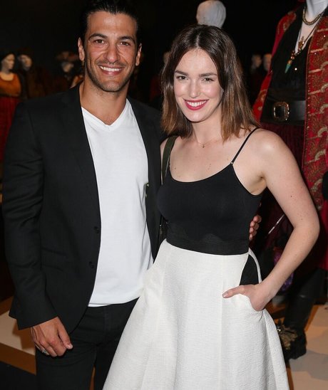 Elizabeth Henstridge 無料モデル 写真