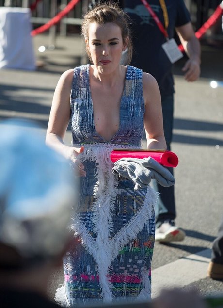 Elizabeth Henstridge トップスター 写真