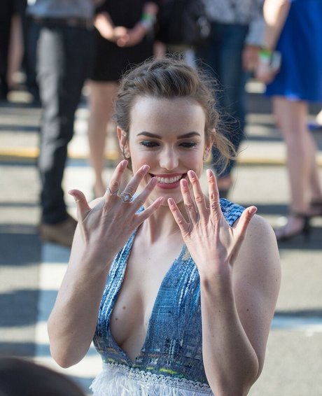 Elizabeth Henstridge エロティックモデル 画像
