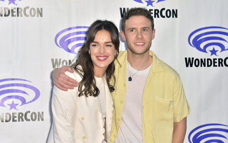 Elizabeth Henstridge ポルノモデル 画像