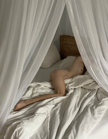 ivi ivinskaya ヌードスター 画像