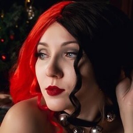 指マン 潮吹き オンリーファンズ 裸 写真