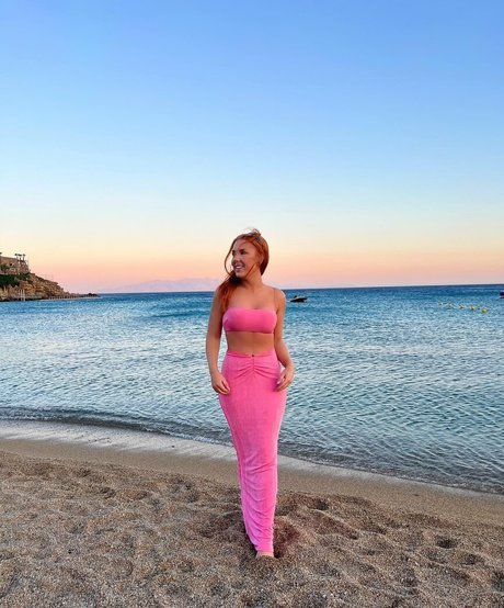 パイズリ オンリーファンズ 無料エロ 写真