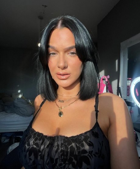 Louise Reid 完璧な女優 写真