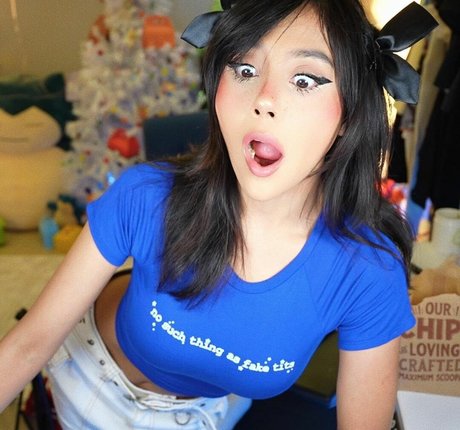 金髪の顔射オンリーファンズ セクシーヌード 写真