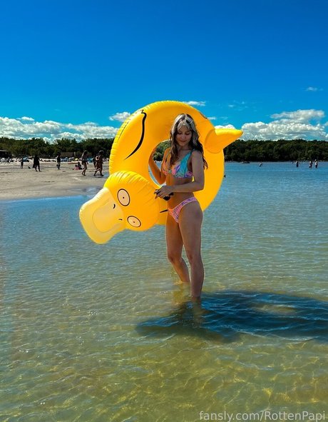 尖ったおっぱいオンリーファンズ 美しい 写真