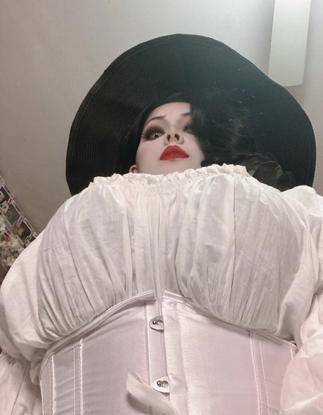 赤毛の痩せたオンリーファンズ えろ 画像