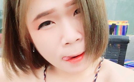 Nongorn エロティックなポルノスター ギャラリー