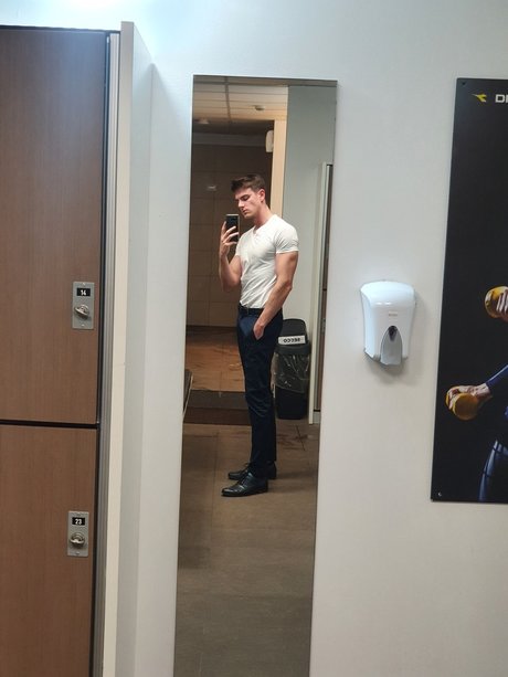 Matteo Marzari ポルノスター エロティック 画像