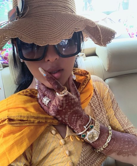 金髪の顔射オンリーファンズ セクシー 画像