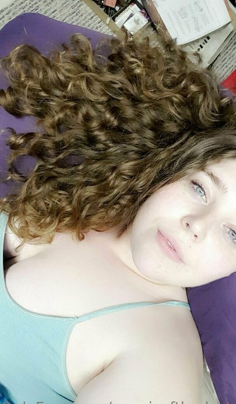 赤毛の痩せたオンリーファンズ 美しい裸 写真