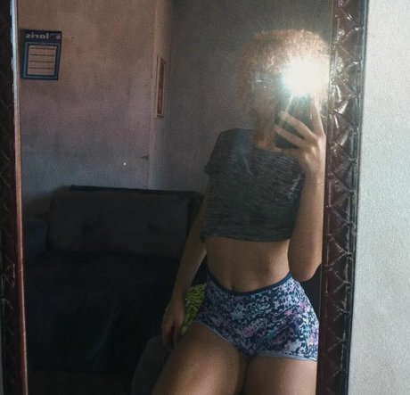 曲線美のxxx オンリーファンズ 美しいヌード 写真