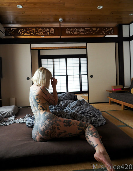 黒檀の熟女オンリーファンズ 無料 画像