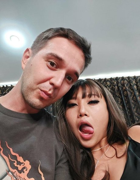 hornypuca セクシーなポルノスター 写真