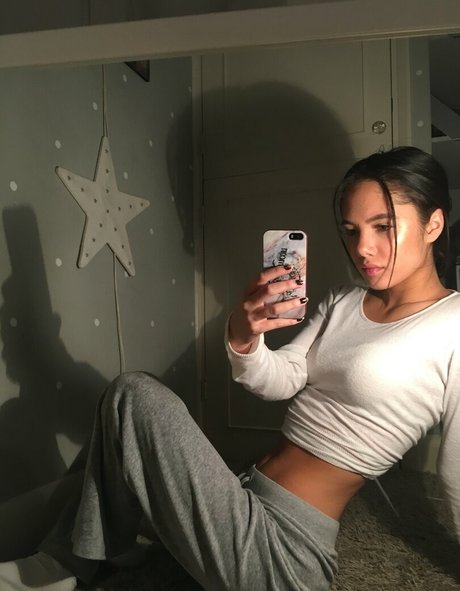 Saoirse Alicia Behzadi アダルトモデル 写真