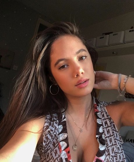 Saoirse Alicia Behzadi HDモデル ギャラリー