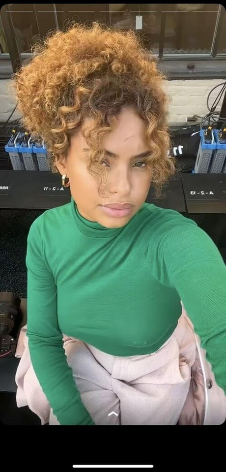 曲線美のランジェリーオンリーファンズ エロチック アーカイブ