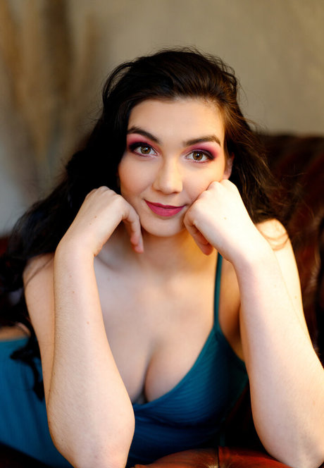 Justine Anne Crane アートスター 写真