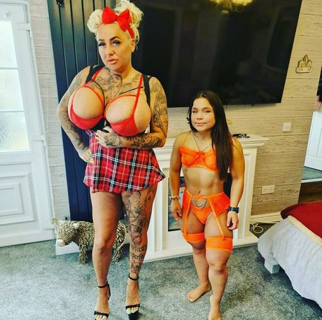 Shannon Dacombe セックスモデル 写真