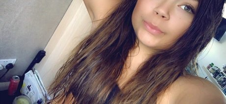 ベビーシッターオンリーファンズ 美しい裸 写真