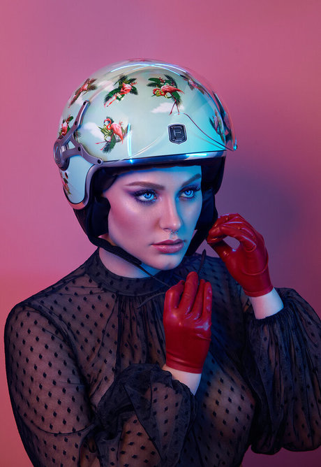 Mila Orriols アートモデル 写真