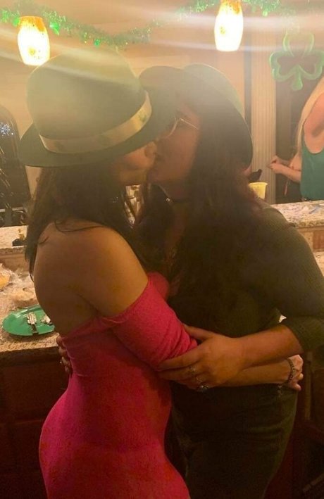 乳首 オンリーファンズ 美しいポルノ 写真