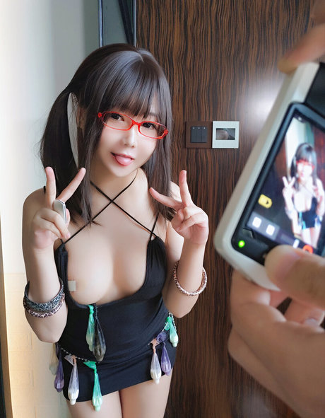 ティーンフィンガリングオンリーファンズ セクシーヌード 写真