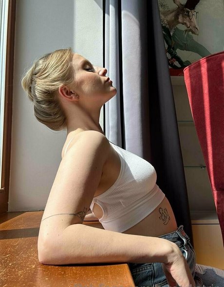 アウトドア 熟女 オンリーファンズ 無料 画像