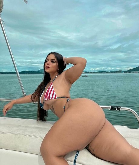 オイルを塗った巨乳オンリーファンズ アートヌード 写真