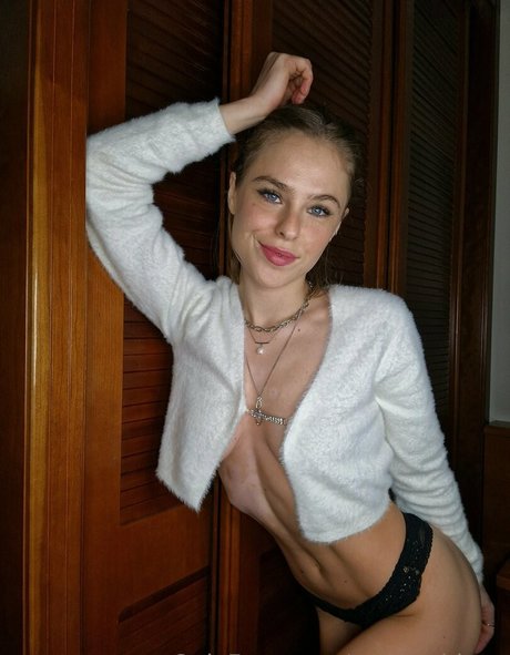 小さなおっぱいオンリーファンズ エロ 写真