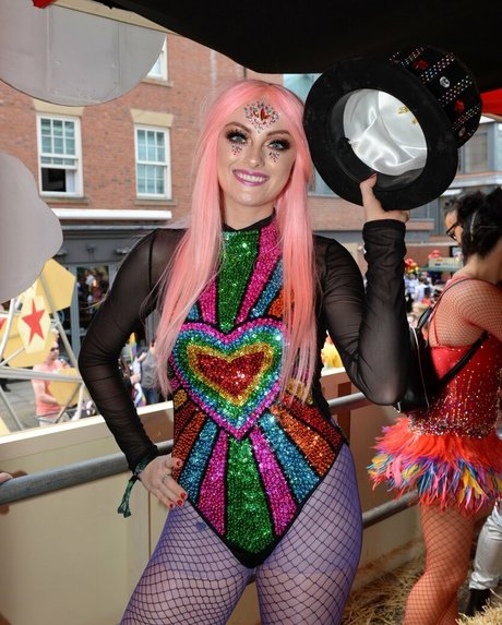 Katie McGlynn ヌードスター 写真