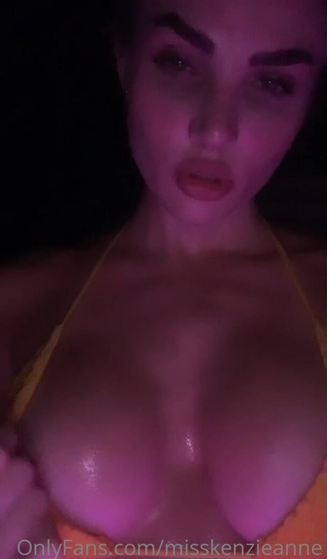 ティーンのおっぱいオンリーファンズ 無料セクシー 画像