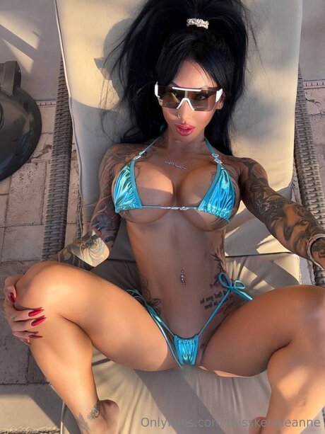 曲線美のブロンドオンリーファンズ 無料 画像