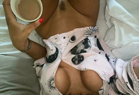 黒髪の熟女オンリーファンズ ポルノ ギャラリー