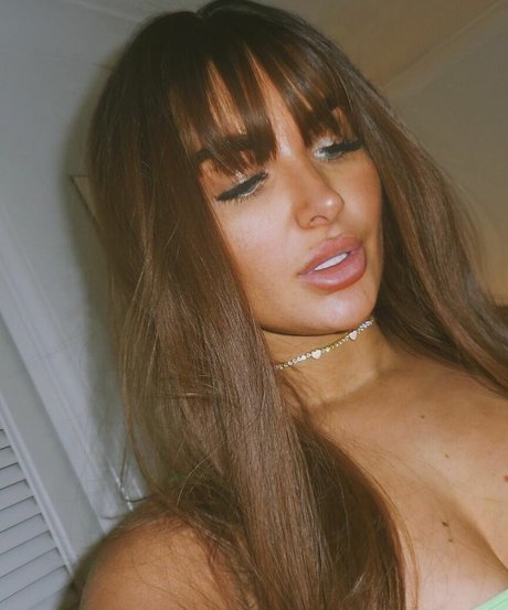 黒髪の熟女オンリーファンズ セクシー裸 ギャラリー