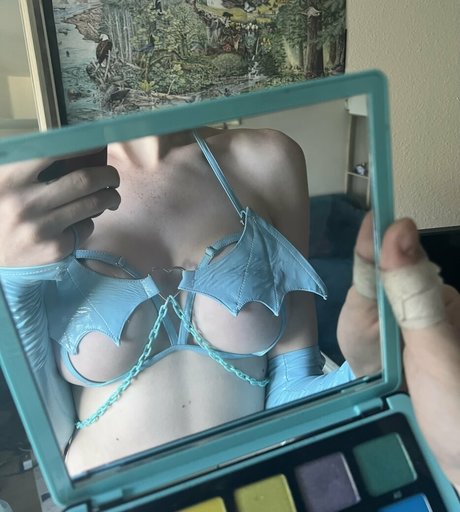 いちごミルクオンリーファンズ セクシー裸 写真