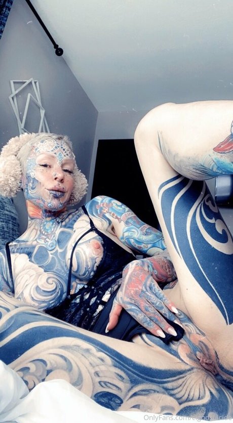 cignosuicide 裸のモデル 写真