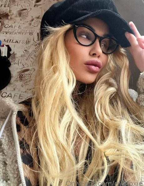 角質の女の子オンリーファンズ ポルノ 写真